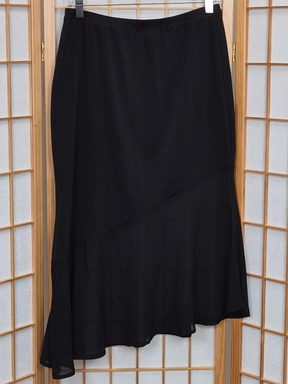 Black asymmetrical flowy skirt  in GUC size Large